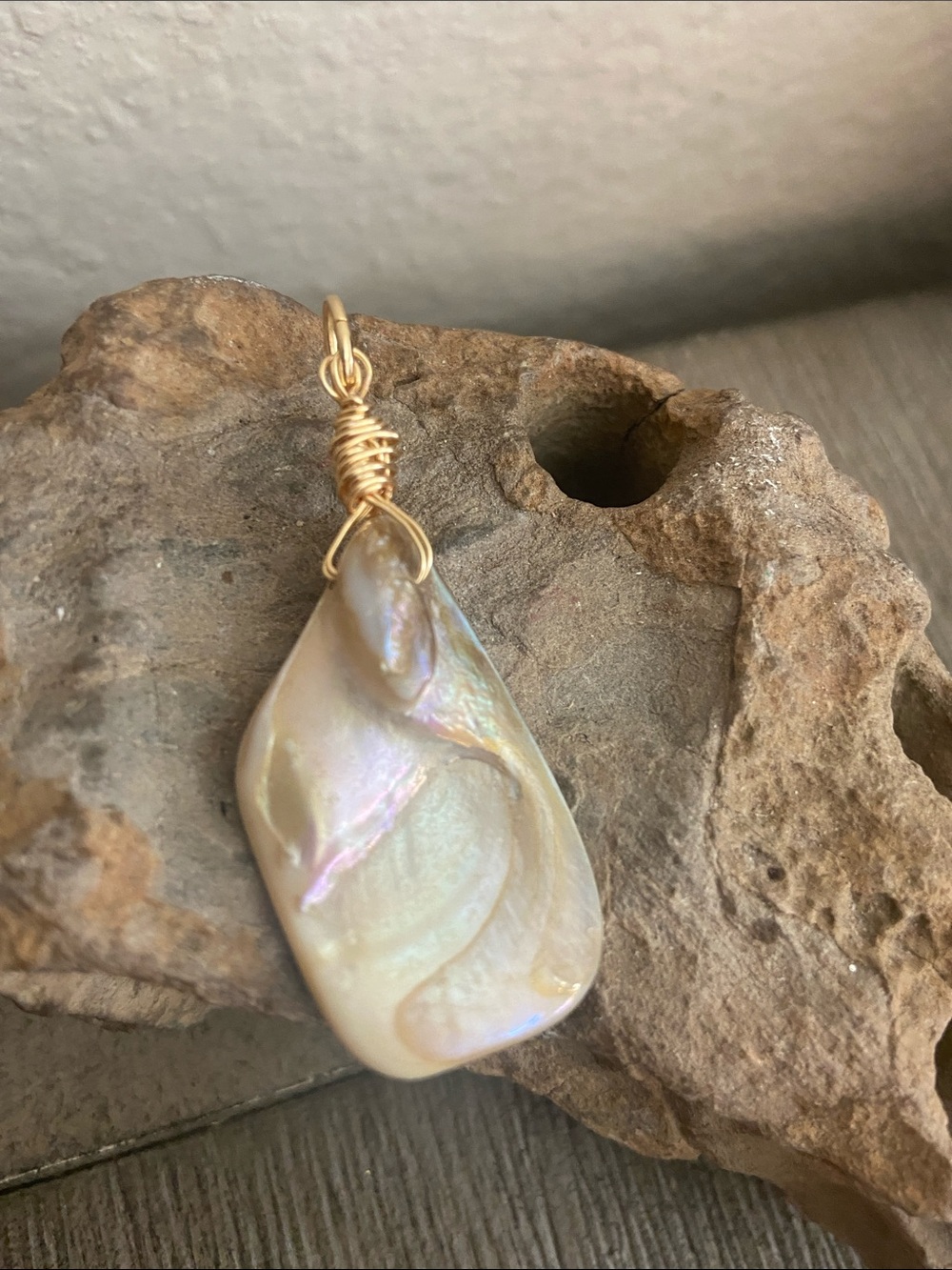 5/$10❤️❤️❤️NEW Handmade Iridescent Shell Charm Pendant